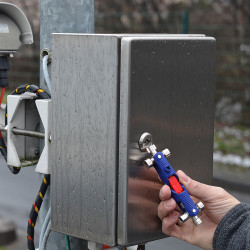 001106V04 Ключ для стандартных систем запирания 161 mm KNIPEX